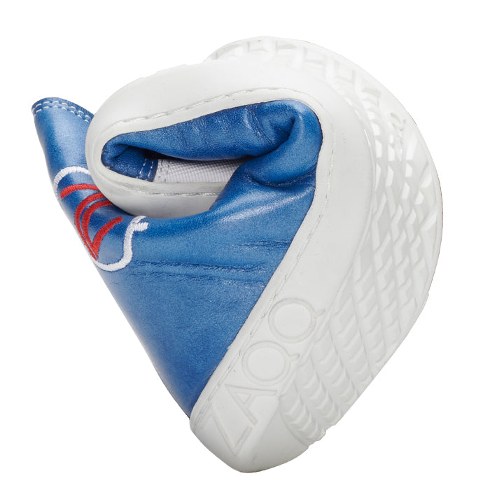 Der CHUQQS Blue von ZAQQ ist ein Kinderschuh in Blau und Weiß, der durch seine C-förmige Biegung seine Flexibilität demonstriert. Er verfügt über eine strukturierte ZAQQ SNEAKER Sohle und rote Akzente auf dem blauen Obermaterial.