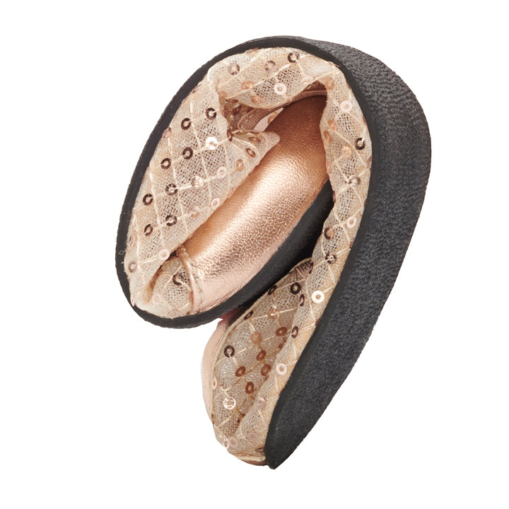 Představujeme TWIST SHEER Gold od ZAQQ, elegantní pár skládacích balerín s flexibilní podrážkou a pozoruhodným komfortem. Zdobené třpytivými flitry v tělových barvách a zvýrazněné černým lemem, tyto ženské boty připomínají bosé boty. Jejich obloukový skládací design zdůrazňuje jejich přenosnost pro snadnou přepravu.