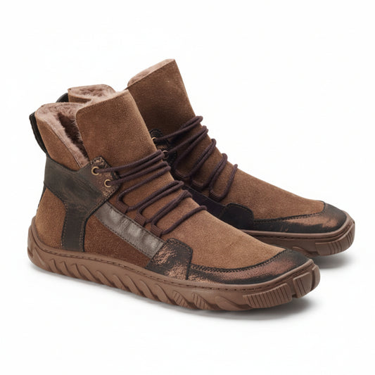 Der ALPIQ Winter Bronze von ZAQQ ist ein brauner High-Top-Sneaker aus Veloursleder mit dunkelbraunen Akzenten, dicken Schnürsenkeln und einer robusten Ultragrip-Sohle für hervorragenden Halt, perfekt für die Freizeit.