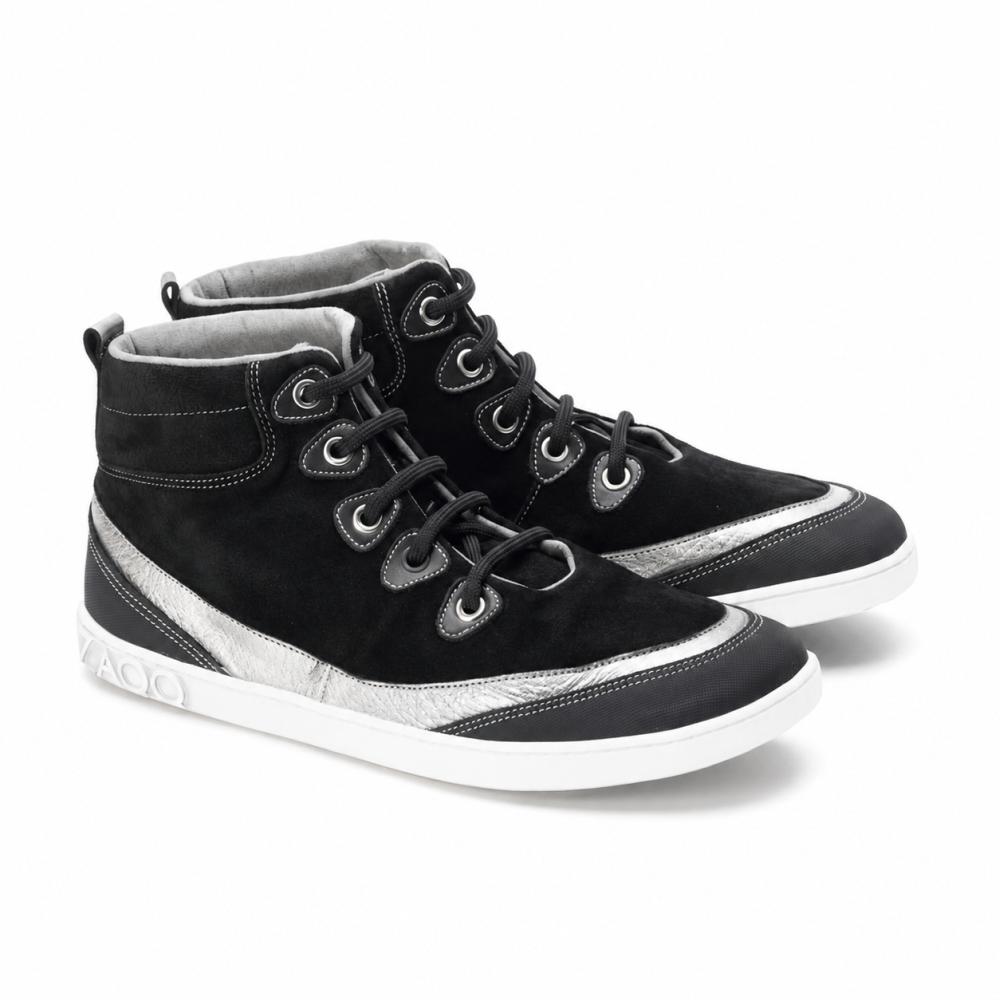 High-Top tenisky CINQO Black od ZAQQ mají kovově-stříbrné akcenty a bílé podrážky. Tyto stylové boty s černými tkaničkami a očky mají strukturovaný vzor na mezipodešvi v blízkosti paty. Ležérní design dokonale doplňuje jejich sportovní vzhled.