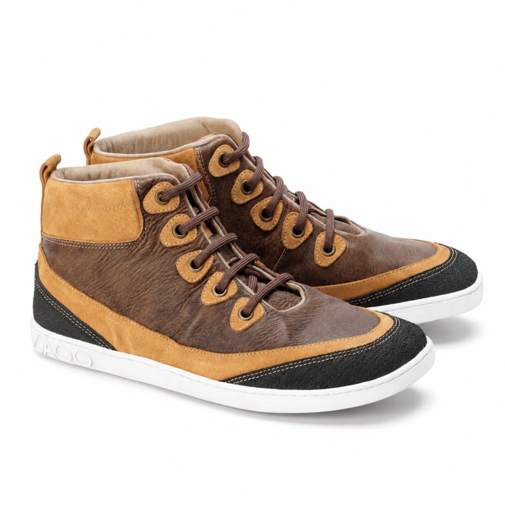 ZAQQ CINQO Brown High-Top tenisky se vyznačují luxusní texturou z napa kůže v hnědé a světle hnědé barvě, zvýrazněné černými akcenty na špičce a patě. Tyto módní boty mají bílé podrážky, hnědé tkaničky a praktické poutko na zadní straně pro pohodlné nošení.