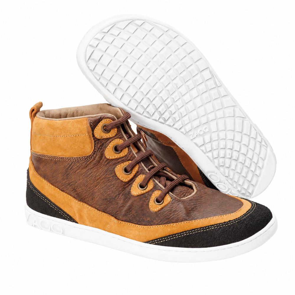 Pár módních ZAQQ CINQO Brown High-Top tenisek v hnědých a oranžových tónech s černými akcenty a bílou podrážkou z jemné napa kůže. Jedna bota stojí vzpřímeně, zatímco druhá leží na boku, což zdůrazňuje strukturovaný design podrážky, který představuje pohodlí bosé boty.