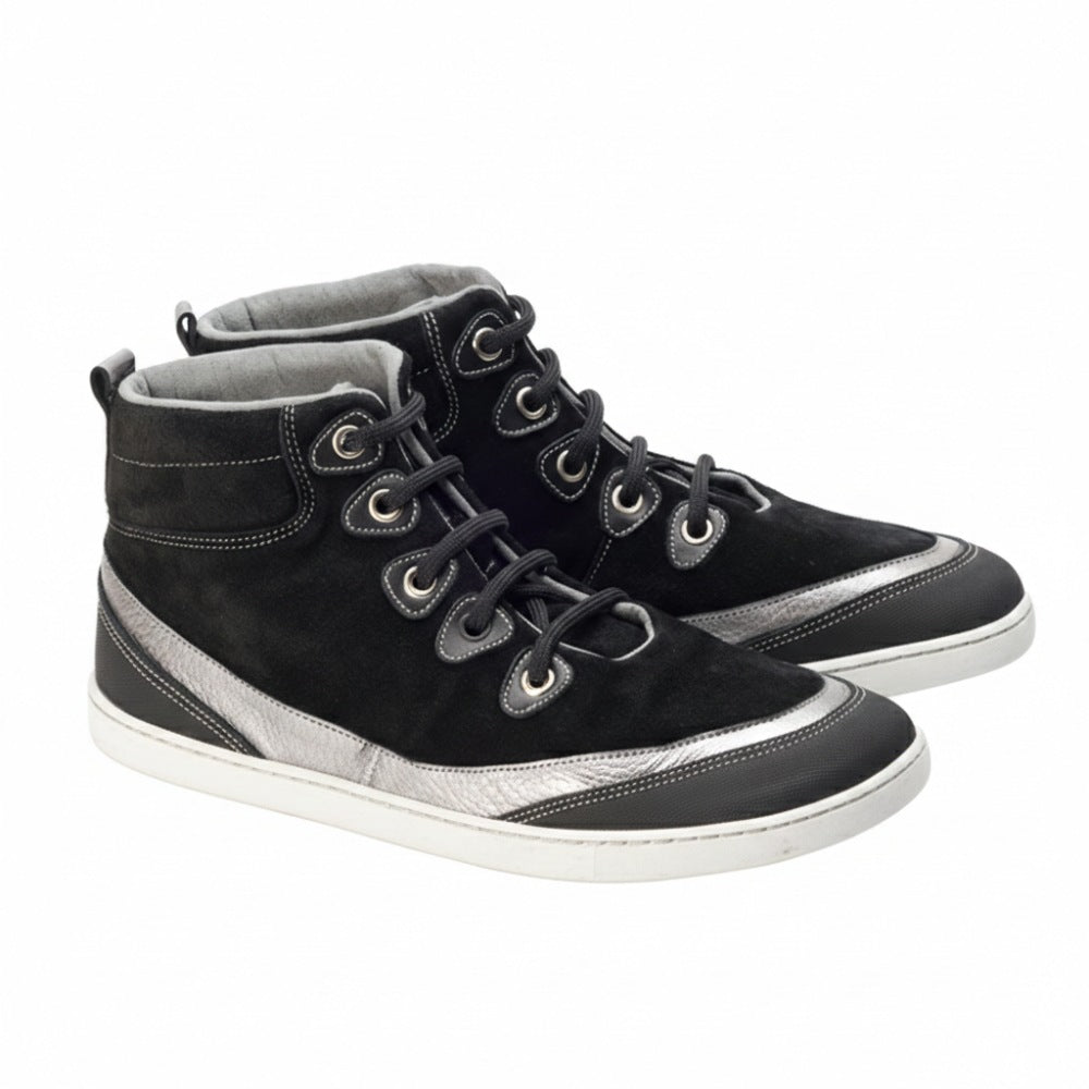 Die High-Top-Sneaker FRANQY Black von ZAQQ haben weiße Sohlen und eine Kombination aus Wildleder und glatten Texturen. Sie sind mit Metallösen und markanten Nähmustern versehen. Diese Midcut-Sneaker von ZAQQ werden auf einem weißen Hintergrund präsentiert.