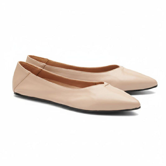 MEXIQ Nude von ZAQQ sind beige Ballerinas mit spitzer Spitze, weichem mattem Finish und hellbraunem Innenfutter, gefertigt aus hochwertigem Nappaleder für mehr Komfort, präsentiert auf einem weißen Hintergrund.