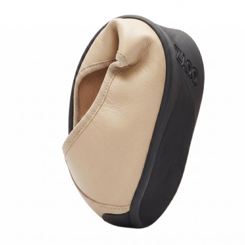 Eine stilvolle, abstrakte Skulptur mit einer beigen, geschwungenen Form, die an ein Kunstwerk von ZAQQ QARMA erinnert. Die strukturierte schwarze Außenseite sorgt für Kontrast. Dieses glatte Design strahlt Eleganz aus und fängt die Bewegung und den Fluss ein, ähnlich wie bei einem Tänzer in Bewegung.