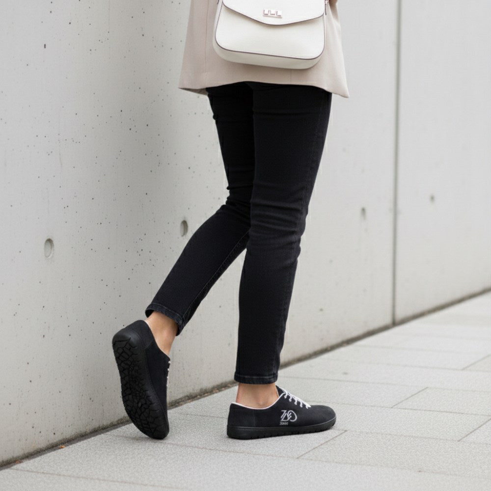 Qaro Black White
