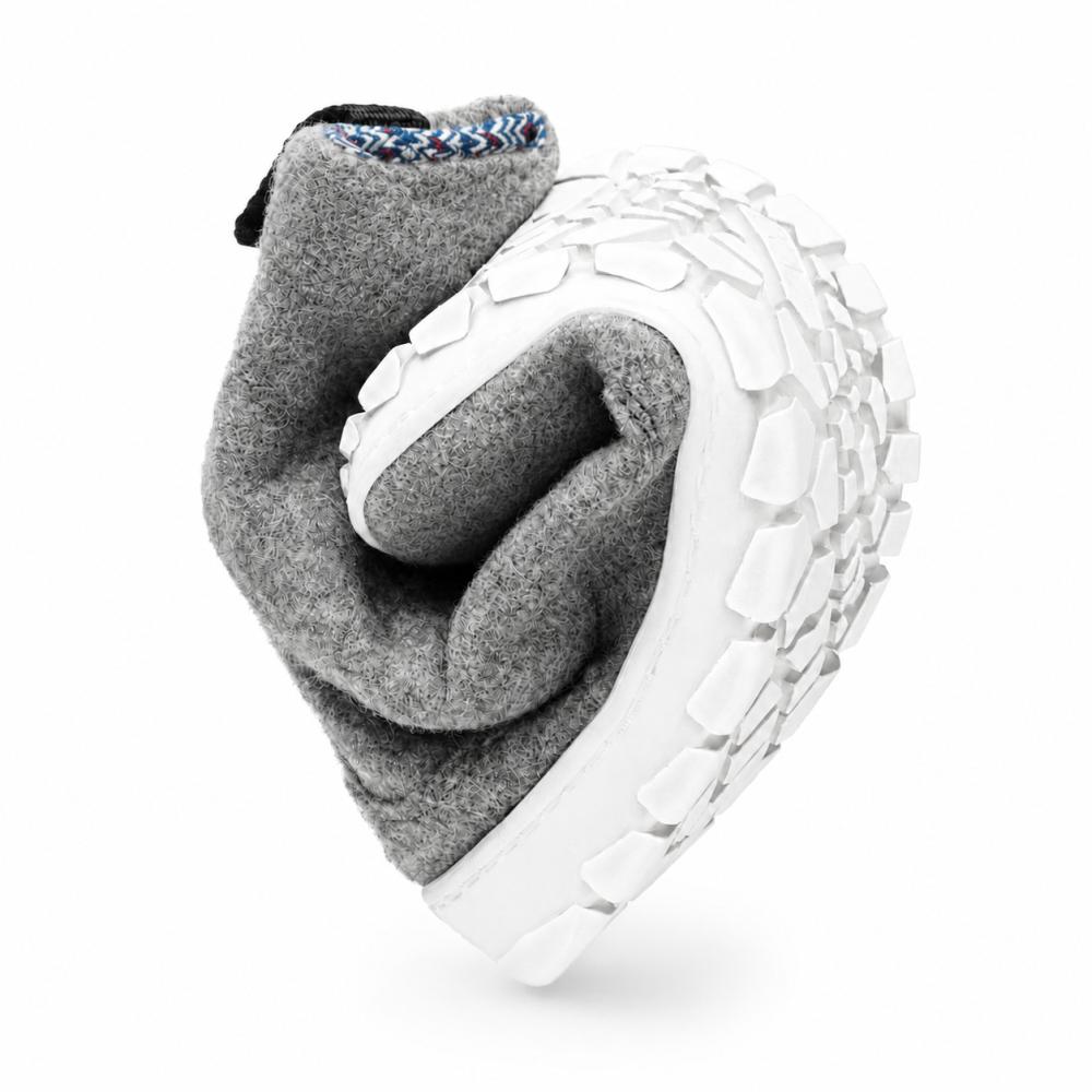 Představujeme QICE Grey od ZAQQ: velmi flexibilní botu s vrchním materiálem z šedé merino vlny a odolnou, robustní bílou outdoorovou podrážkou, která ukazuje jeho mimořádnou flexibilitu.