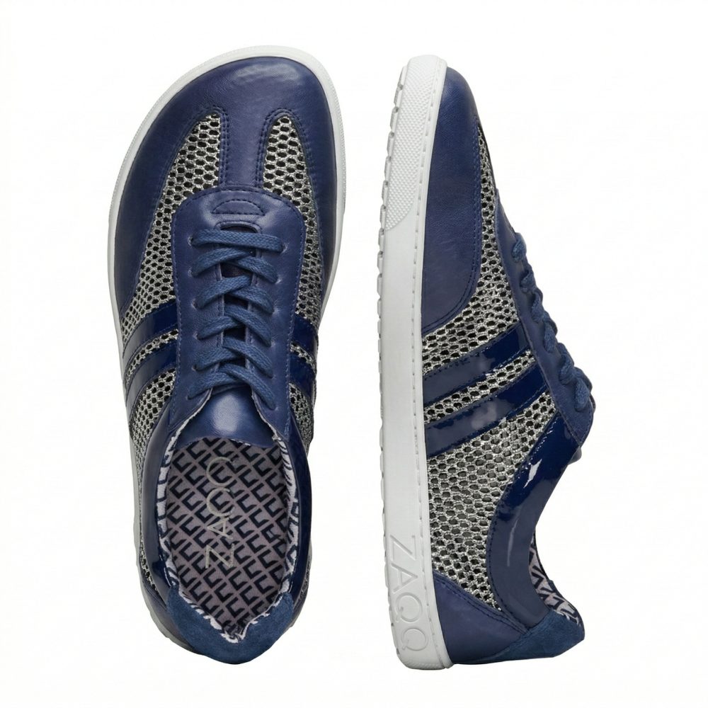 Ein Paar Sportschuhe QIMBERLY Blue von ZAQQ wird präsentiert, einer von oben und der andere von der Seite. Der Barfuß-Sneaker besticht durch ein Mesh-Design mit Akzenten aus hochwertigem Nappaleder und Schnürung vorne. Seine hellgrauen Sohlen weisen ein strukturiertes Muster auf und verbinden Stil und Komfort nahtlos.