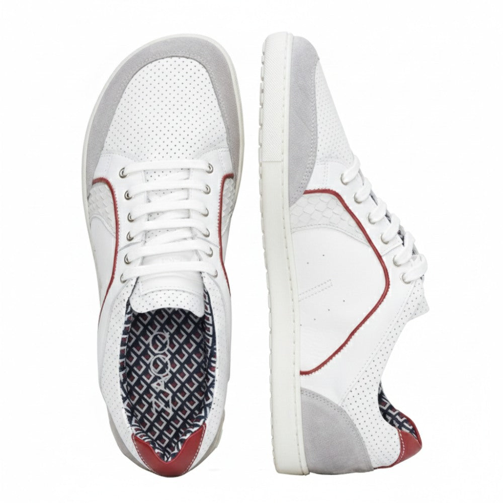 Die QLERQ White Sneaker von ZAQQ sind eine elegante Wahl und zeichnen sich durch eine Velourslederkonstruktion mit roten Akzenten aus. Diese stilvollen Schuhe verfügen über perforierte Details und ein gemustertes Innenfutter. Aus verschiedenen Perspektiven präsentiert, ist ein Schuh aufrecht positioniert, während der andere auf der Seite liegt, um die einzigartigen Designelemente hervorzuheben.