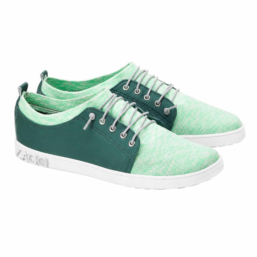 Wir präsentieren den QRIS Green Sneaker von ZAQQ: ein stylisches Paar mintgrüner Freizeitschuhe mit weißer Sohle, dunkelgrünen Akzenten und weißen Schnürsenkeln. Diese Sneaker zeichnen sich durch ein modernes, sportliches Design aus und sind ideal für jedes Abenteuer.