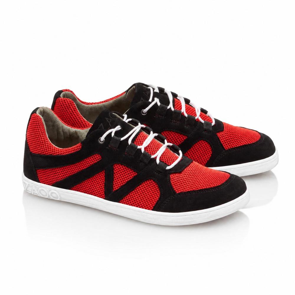 Pár QUSQO Red-Sneaker od ZAQQ s kombinací červených síťovaných vložek a černých semišových akcentů, doplněné bílými tkaničkami a bílou podrážkou. Tyto běžecké boty mají jedinečný vlnitý šicí design na boku a elegantně umístěný název značky na patě.