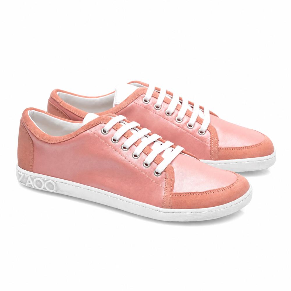 Tenisky TIQQ Rosa od ZAQQ jsou vyrobeny z vysoce kvalitní růžové nappa kůže, doplněné bílými tkaničkami a podrážkami. Tyto boty se vyznačují jednoduchým, ležérním designem, přičemž značka ZAQQ je elegantně umístěna na zadní straně podrážky. Jsou prezentovány na zářivě bílém pozadí.