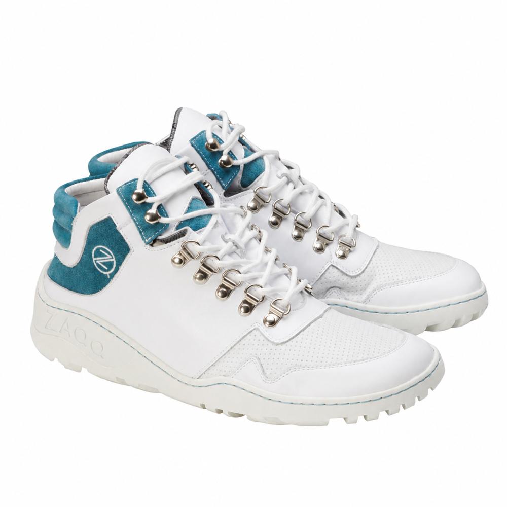 Představujeme voděodolné VAQATION Turquoise tenisky od ZAQQ, pár bílých vysokých tenisek s akcenty v modré a tyrkysové barvě, stříbrnými očky a robustními bílými podrážkami, ideální pro uvolněný VAQATION styl. Logo značky je jasně viditelné na boku a patě.