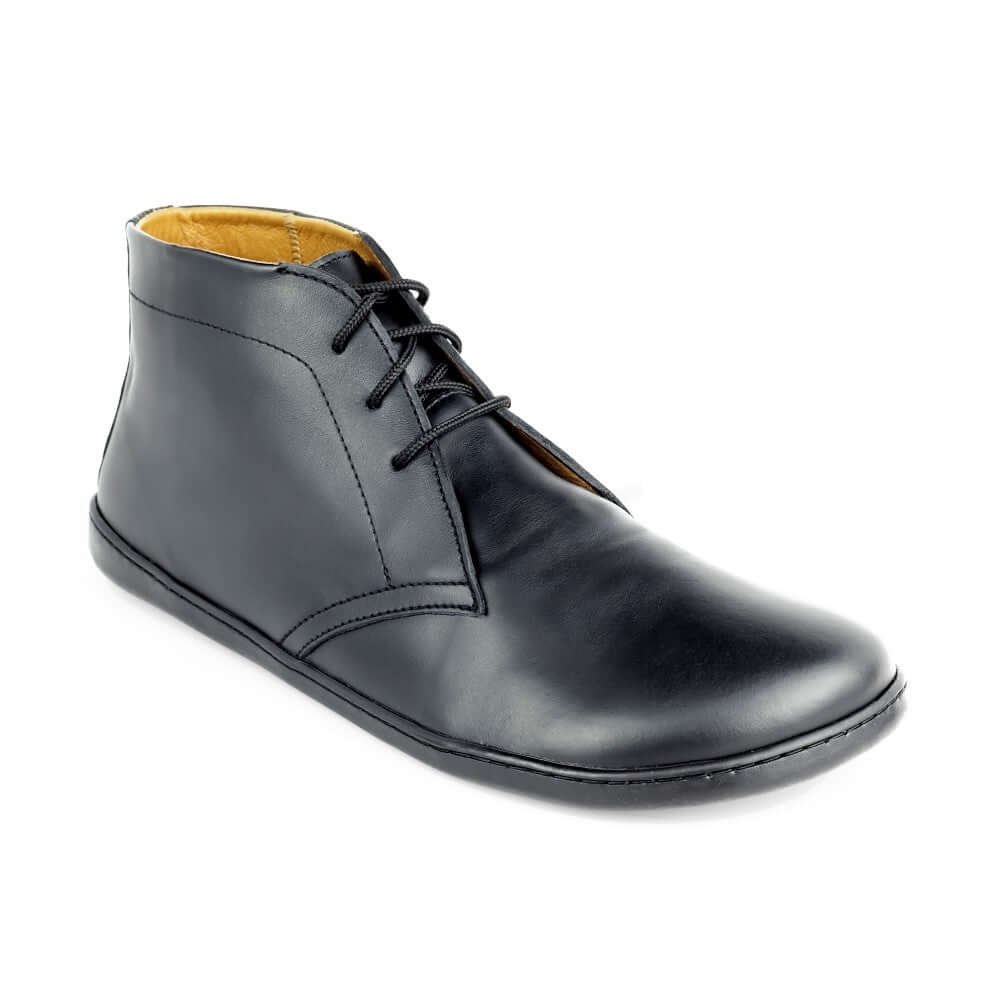 Schwarze Stiefelette aus Leder mit elegantem, glattem Finish. Mit Schnürung vorne mit drei Ösen auf jeder Seite, abgerundeter Spitze und dünner, schwarzer Laufsohle. Das Innenfutter ist oben sichtbar und weist eine braune Farbe auf. Der Schuh ist vor einem schlichten weißen Hintergrund fotografiert.